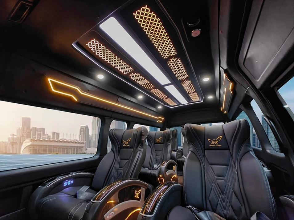 Jajaran Armada Hiace Sutan Raya di pool