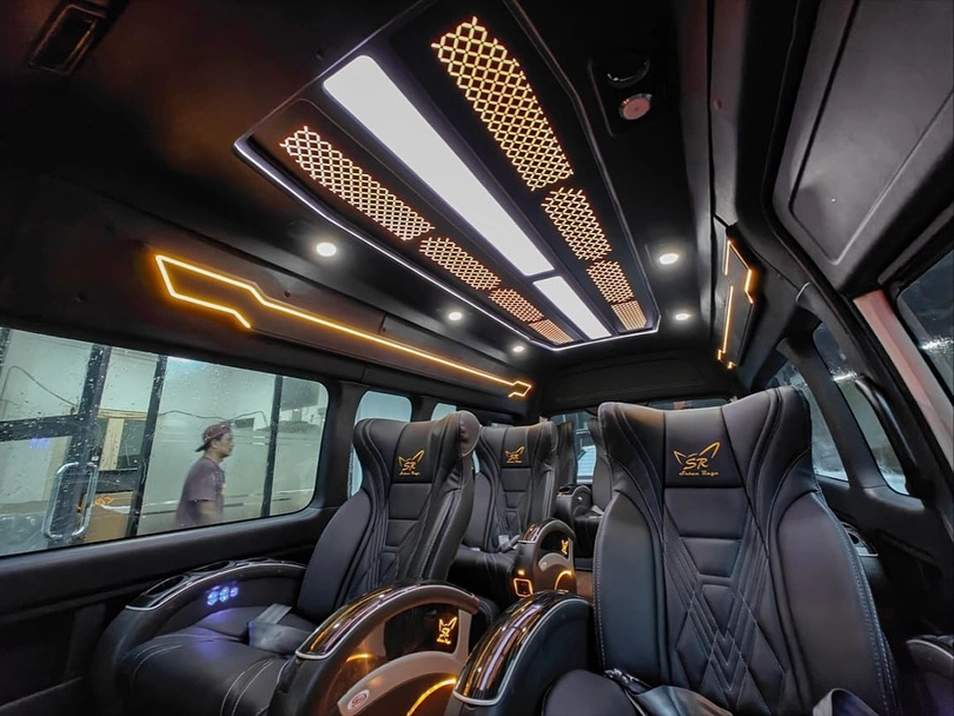 Bus Pariwisata Sutan Raya dengan desain livery modern