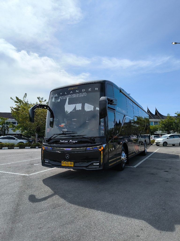 Bus Pariwisata Sutan Raya terbaru di jalanan Sumatera Barat